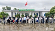 Song Doc Border Post accompanies disadvantaged students to school